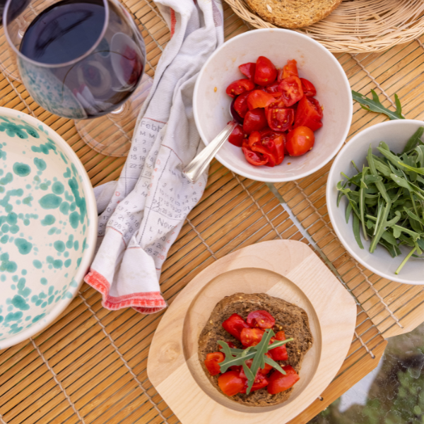 Aperitivo pugliese a casa con frise salentine, sottoli e vino tipico del Salento