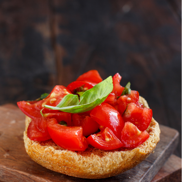 Frise salentine condite con olio EVO e prodotti tipici pugliesi