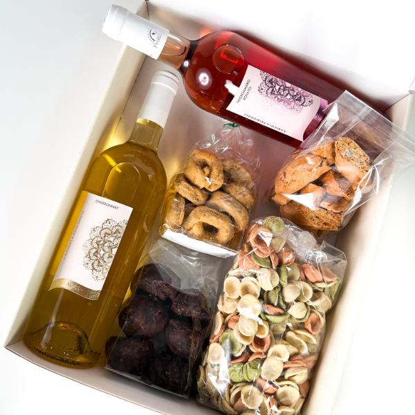 Regali aziendali gastronomici con box personalizzata di prodotti tipici pugliesi del Salento.