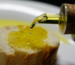 Bicchiere con olio extravergine di oliva preparato per una degustazione