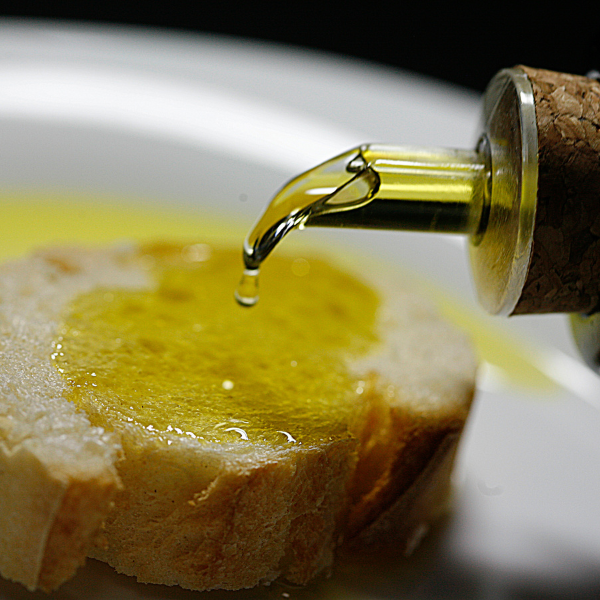 Bicchiere con olio extravergine di oliva preparato per una degustazione