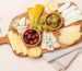Tagliere autunnale con formaggi, paté vegetali, confetture, pane e noci