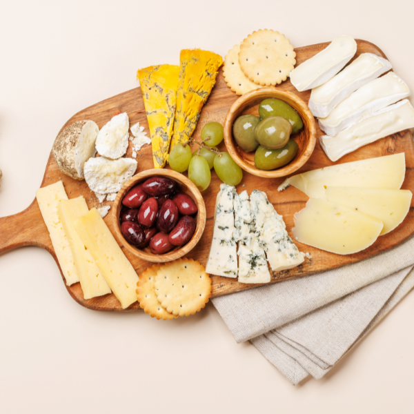 Tagliere autunnale con formaggi, paté vegetali, confetture, pane e noci